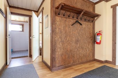 Evon Riistahuvilan eteinen.