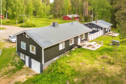 Evon Kaksikon huviloissa on molemmissa omat terassit sekä yhteinen puulämmitteinen kylpypalju.