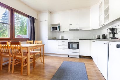 Evon Kaksikon huviloista on Evon Riistahuvilan keittiö avarampi ja monipuolisemmin varustettu. Keittiössä on mm. astianpesukone.