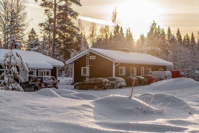 Evon Kaksikon pysäköintipaikat sijaitsevat huviloiden edessä ja välissä. Huviloiden välissä oleva aita on tehty kuvan ottohetken jälkeen ja se tarjoaa näkösuojan Evon Suuren Huvilan suuntaan.