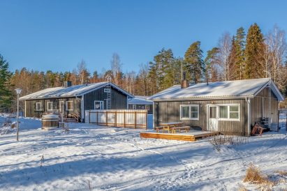 Evon Kaksikon huvilat talviasussaan. Huviloiden välissä oleva aita tarjoaa näkösuojan Evon Suuren Huvilan suuntaan.