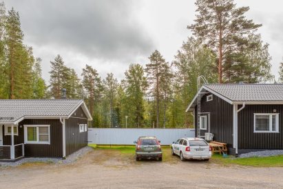 Evon Kaksikon pysäköintipaikat sijaitsevat huviloiden edessä ja välissä. Huviloiden välissä oleva aita tarjoaa näkösuojan Evon Suuren Huvilan suuntaan.