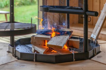 Evon Kaksikon grillikodassa voi valmistaa grilliherkkuja avotulella tai vaikkapa kiehauttaa erähenkiset nokipannukahvit.