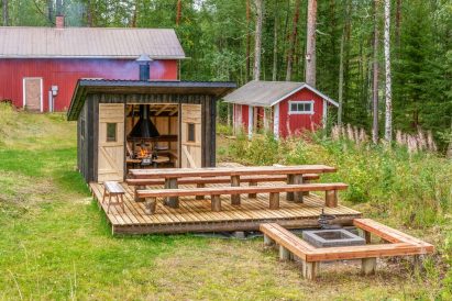 Evon Kaksikon alapihalla on erähenkisesti sisustettu grillikota, jonka edessä on erillinen ulkotulipaikka.