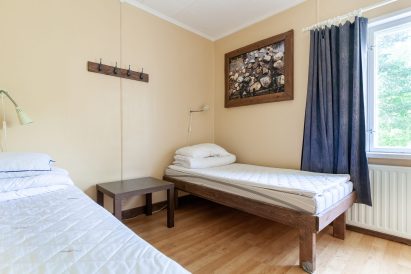 Evon Rantahuvilan 2 hengen makuuhuone.