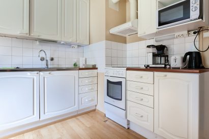 Evon Rantahuvilan keittiö on varustettu liedellä/uunilla, kahvin- ja vedenkeittimillä, jääkaapilla ja mikrouunilla.