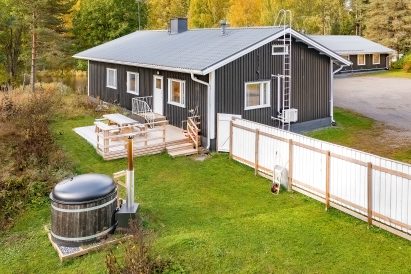 Evon Kaksikkoon kuuluva Evon Rantahuvila ja Evon Kaksikon huviloiden yhteinen puulämmitteinen kylpypalju.