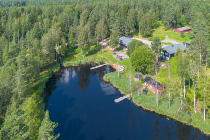 Evon Rauhan alue sijaitsee luonnonkauniin Kaitalammin rannalla. Vasemmalla Evon Suuri Huvila, keskellä Evon Kaksikko (Evon Riistahuvila ja Rantahuvila) ja ylhäällä Evon Eräliiteri.