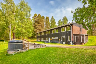 Evon Suuren Huvilan edessä aivan Kaitalammin rannassa sijaitsee 2 kylpypaljuja ja tulipaikka. Sisäsaunaosasto sijaitsee heti oikeanpuoleisen oven takana.