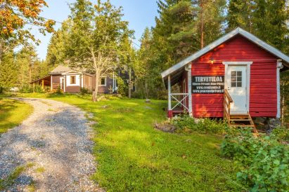 Hämeen Privaatin vanhat hirsiset piharakennukset muistuttavat alueen menneisyydestä hämäläisenä maatilana.