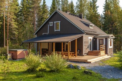 Hämeen Privaatin päärakennus kesän ilta-auringossa.