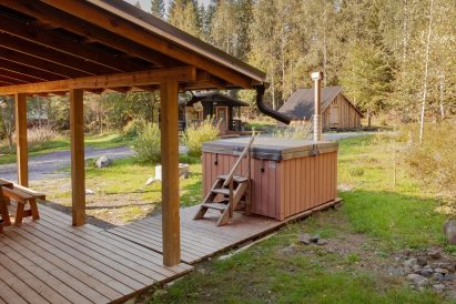 Hämeen Privaatin molempien saunojen vieressä on puulämmitteiset kylpypaljut, joihin pääsee puhtain jaloin terasseja pitkin.