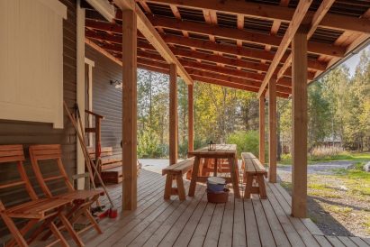 Hämeen Privaatin laaja katettu terassi, jonne on suora pääsy sisäsaunaosastosta.