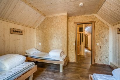 Hämeen Privaatin yläkerran 3 hengen makuuhuone.