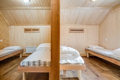Hämeen Privaatin yläkerrassa on 2 kahden ja 1 kolmen hengen makuuhuonetta. Lisäksi on 1 hengen makuualkovi.