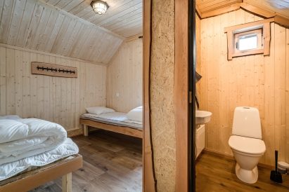Hämeen Privaatin yläkerran wc ja 2 hengen makuuhuone.