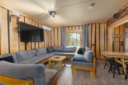 Hämeen Privaatin olohuone sijaitsee pääsalin perällä. Sohvia voidaan käyttää myös vuoteina.