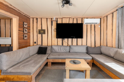 Hämeen Privaatin olohuone sijaitsee pääsalin perällä. Salin vieressä on erillinen kodikas kabinetti.