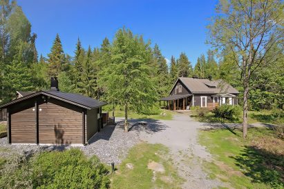 Hämeen Privaatin puulämmitteinen pihasauna sijaitsee laavun ja päärakennuksen välissä.