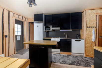 Hämeen Privaatin avokeittiö on varustettu jääkaappi/pakastimella, mikrouunilla, kahvinkeittimellä, liedellä/uunilla ja astianpesukoneella.