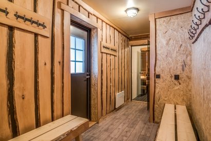 Hämeen Privaatin sisäsaunaosaston pukuhuone, josta on suora yhteys katetulle ulkoterassille ja kylpypaljun lämpöön.