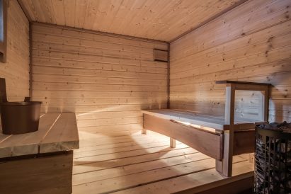 Hämeen Privaatin sähkölämmitteinen sisäsauna.