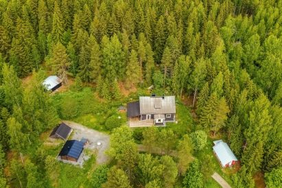 Keskellä Hämeen Privaatin päärakennus, vasemmalla kota ja pihasauna.