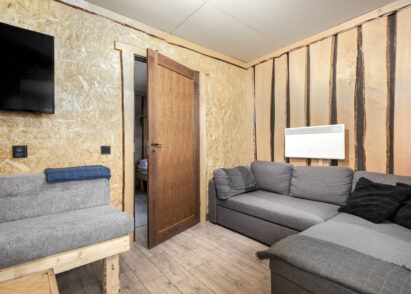 Hämeen Privaatin pääsaliin vieressä sijaitsee kodikas kabinetti, jonka sohvia voidaan käyttää myös vuoteena.