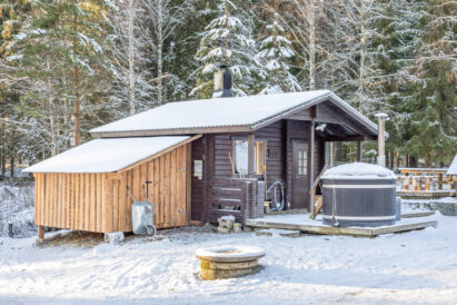 Hämeen Privaatin pihasauna ja kylpypalju talvi-iltapäivän auringossa.