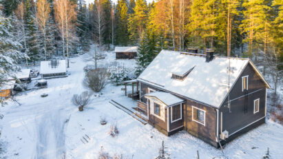 Hämeen Privaatin avara pihapiiri henkii entisajan maatilan tunnelmaa.
