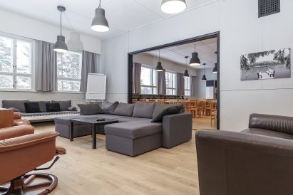 Räyskälän Suuren Huvilan pääsalin päädyssä on avara ja viihtyisä olohuone.