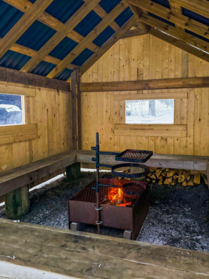 Aulangon Rantahuvilan kotalaavu tarjoaa suojaisan paikan järvinäkymällä grillailluun ja mukavaan yhdessäoloon.