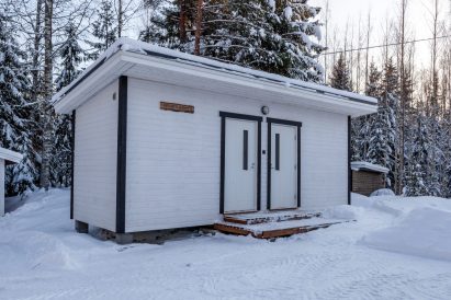 Lähdekallion Huvilan majoitusaitta sijaitsee päärakennuksen vieressä.