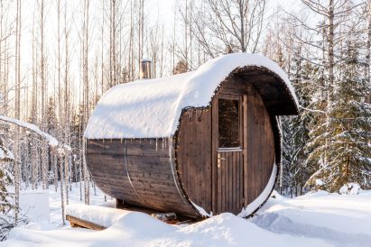Lähdekallion Huvilan puulämmitteinen tynnyrisauna.