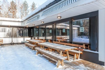 Lähdekallion Huvilan terassin kalusteet voidaan järjestää haluttuun muotoon.