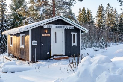 Lähdekallion Huvilan pelisali sijaitsee omassa rauhassaan piha-alueen perällä.