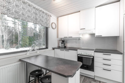 Lähdekallion Huvilan keittiö on avara ja nykyaikaisesti varustettu.