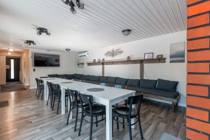 Lähdekallion Huvilan avaraa olohuonetta voidaan käyttää kokouksiin, ruokailuun ja yhdessäoloon.