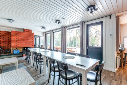 Lähdekallion Huvilan olohuoneesta/pääsalista on näkymä ja suora pääsy pihan terassille.