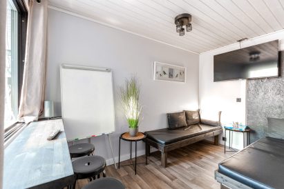 Lähdekallion Huvilan olohuoneen vieressä sijaitseva kabinetti soveltuu esimerkiksi kokouksen ryhmätyötilaksi.