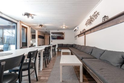 Lähdekallion Huvilan avaraa olohuonetta voidaan käyttää kokouksiin, ruokailuun ja yhdessäoloon.