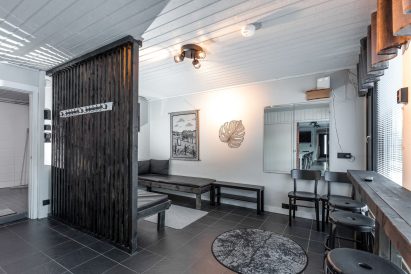 Lähdekallion Huvilan saunaosaston pukuhuone ja seurustelutila sijaitsee pääsalin jatkeena.