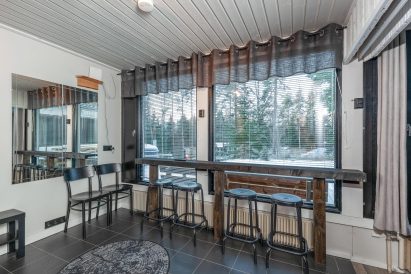 Lähdekallion Huvilan pukuhuoneen ja seurustelutilan maisemabaaritiski.