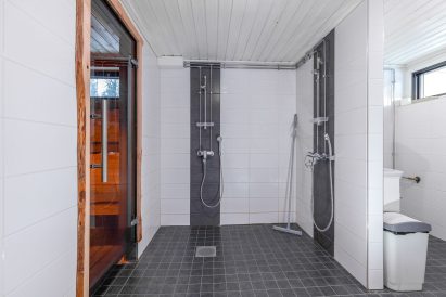 Lähdekallion Huvilan sisäsaunaosaston kylpyhuone.