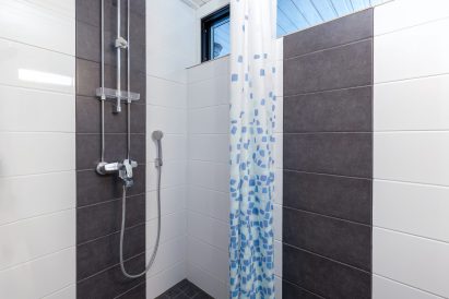 Lähdekallion Huvilan makuuhuonekäytävän erillinen suihkutila.