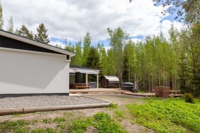 Lähdekallion Huvilan pihaterassi sijaitsee talon takana lähellä luontoa.