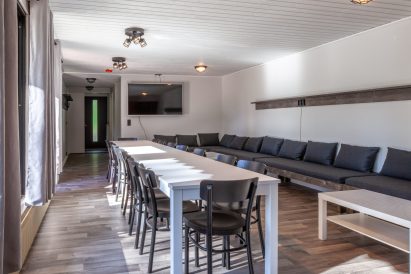 Lähdekallion Huvilan avaraa olohuonetta voidaan käyttää kokouksiin, ruokailuun ja yhdessäoloon.