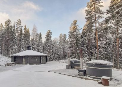 Lopen Erähuvilan terassilla on kaksi puulämmitteistä kylpypaljua.