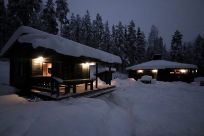 Lopen Erähuvila talviasussaan. Etualalla Minihuvila ja taustalla Kotahuvila.