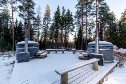 Lopen Erähuvilan terassilla on kaksi puulämmitteistä kylpypaljua.
